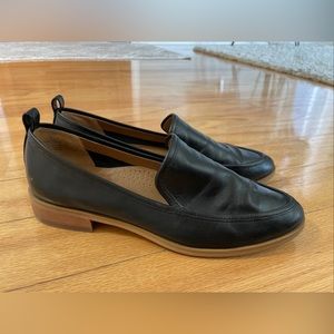Women’s soft black leather loafer flats. Size 6
